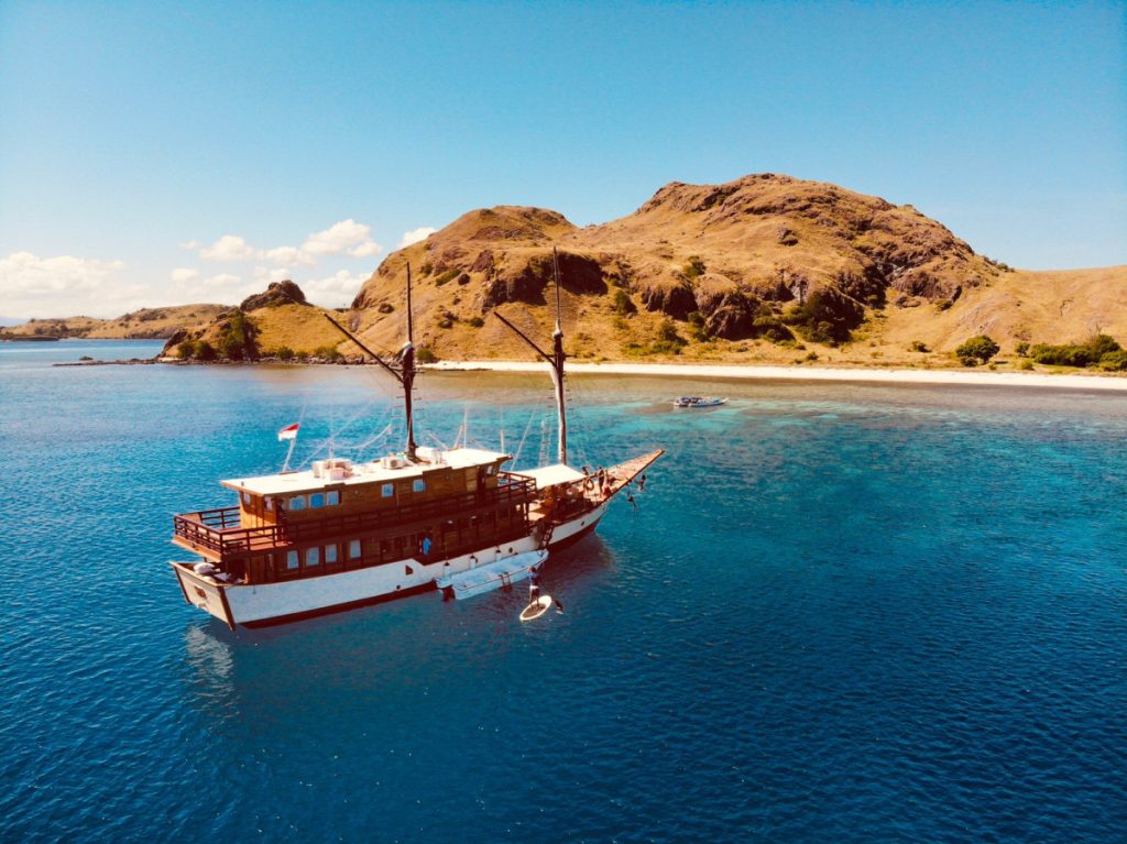 komodo island sailing tour