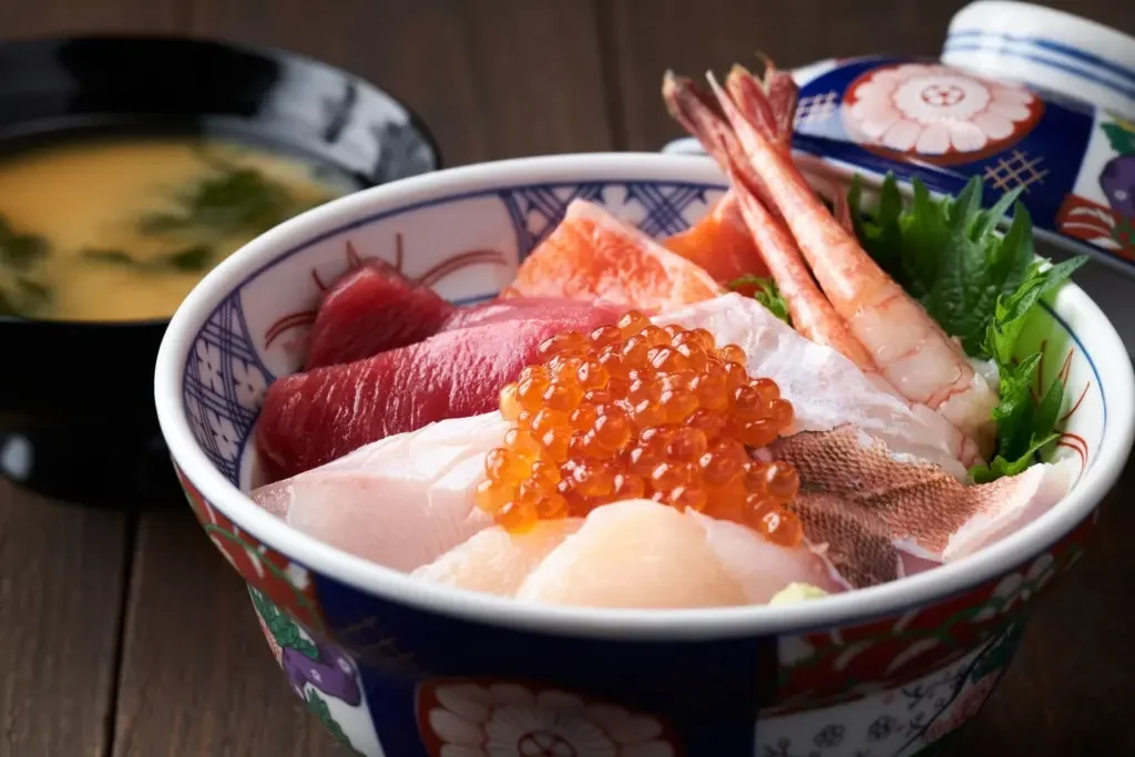 新鮮な魚介を盛り付けた札幌の海鮮丼