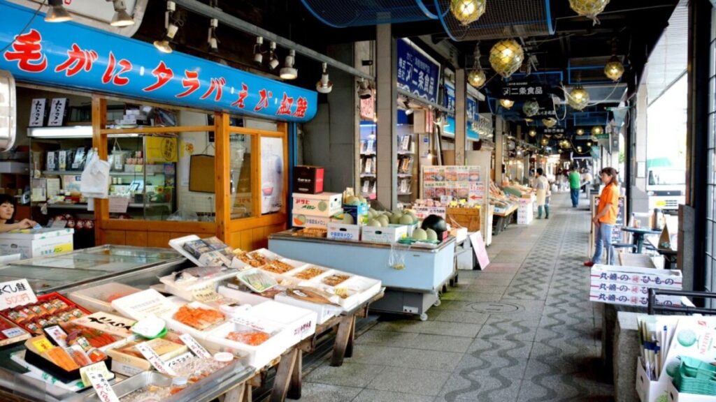 札幌で並ぶ北海道の新鮮な魚介類